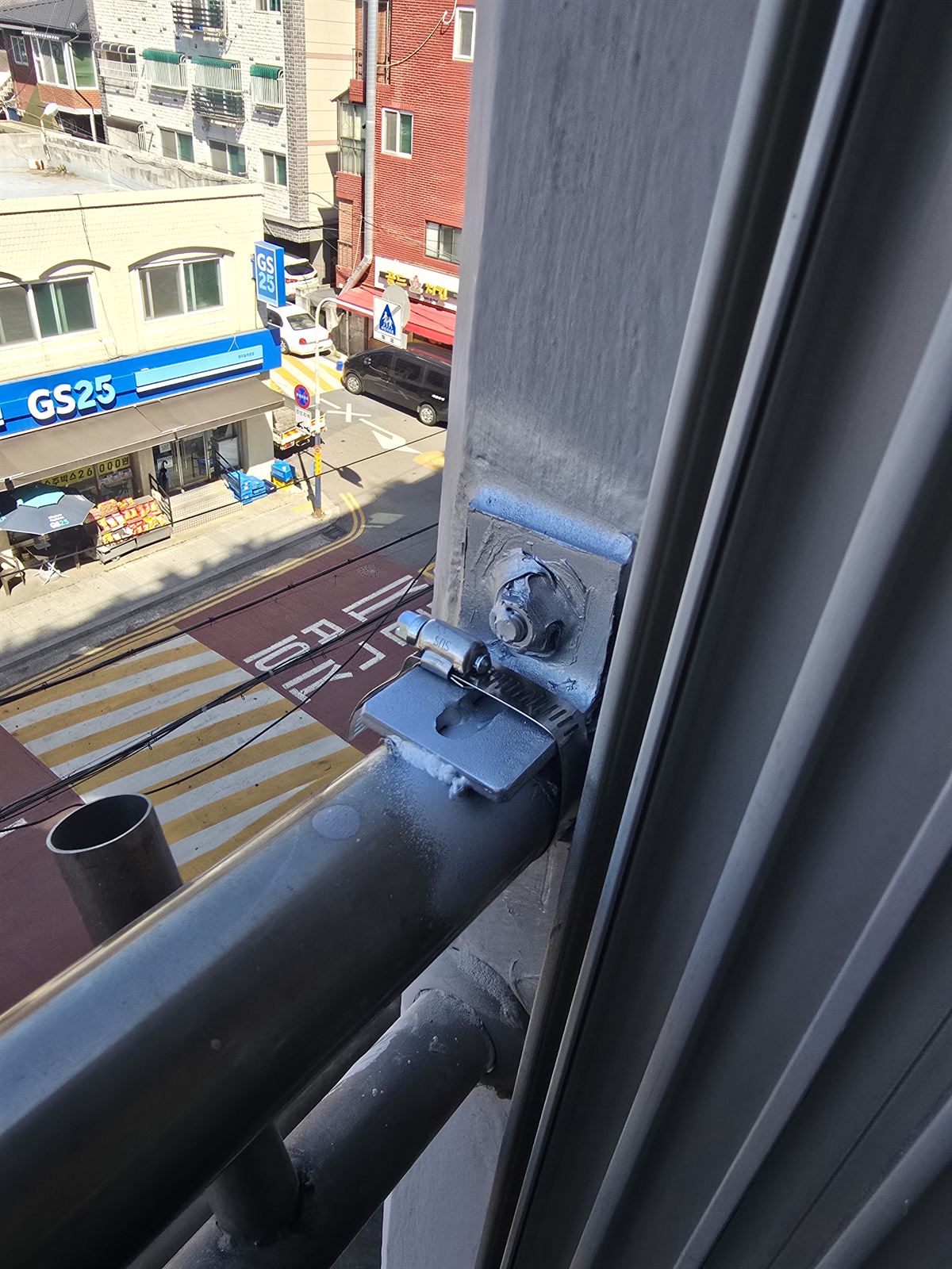 끊어진 난간 용접부 – 알곤용접으로 보강한 베란다 난간수리 시공 후 모습