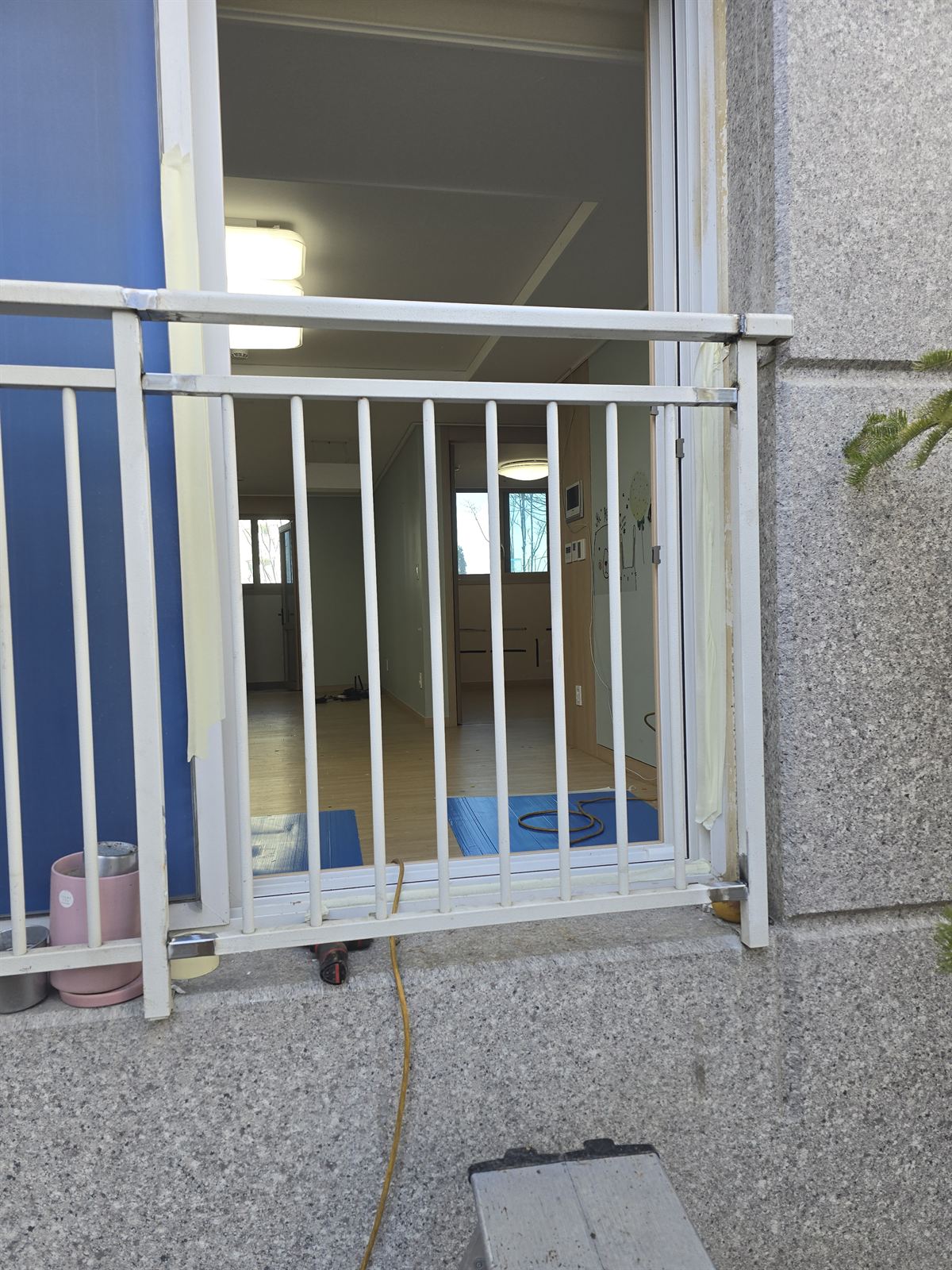 비상구로 개조돼 있던 난간을 되돌린 시공 – 시공 후