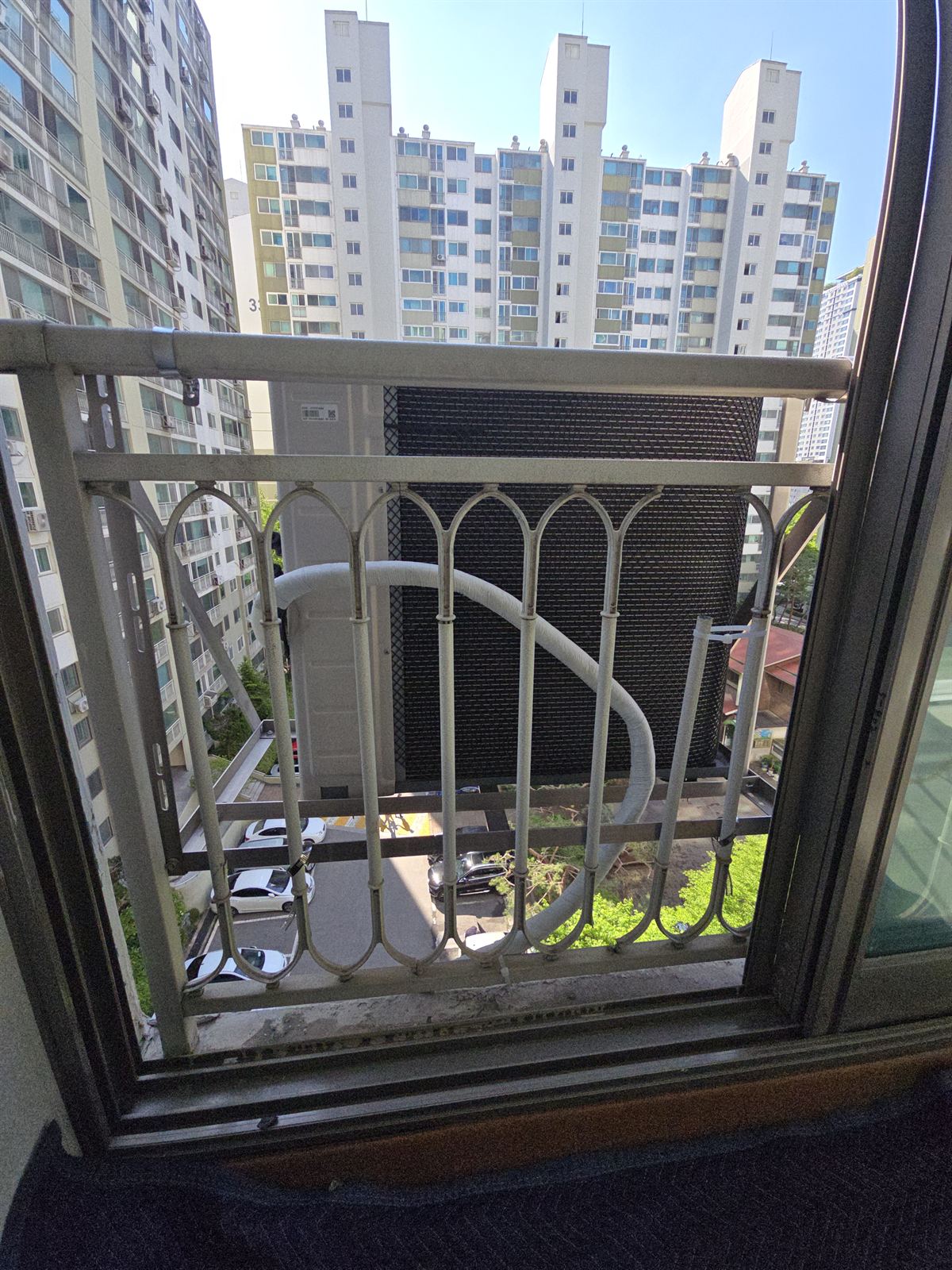 깨진 베란다 창살 복원 – 시공 전 상태